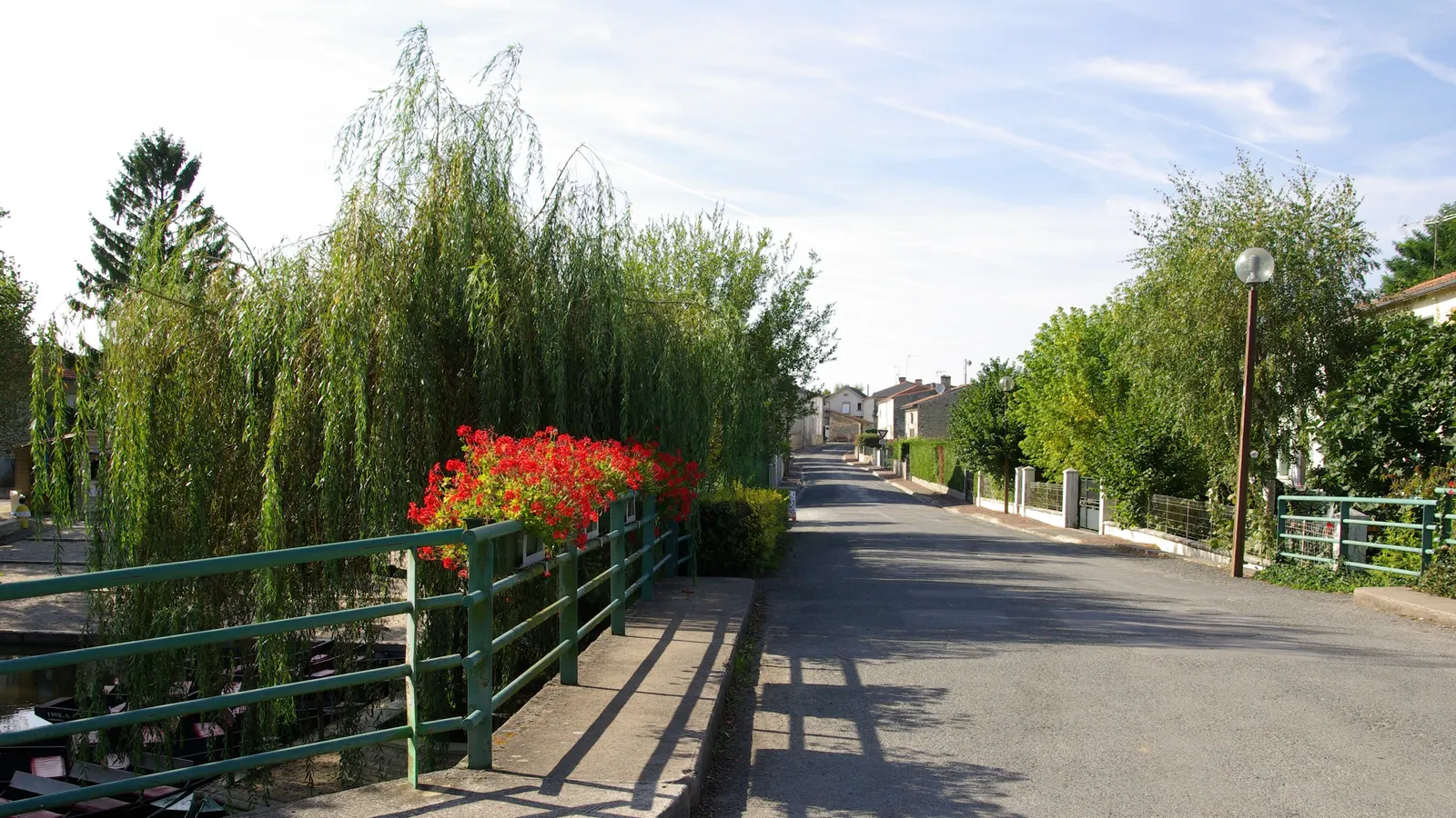 Le village du Mazeau, habitat au bord de l'eau dans le Marais poitevin